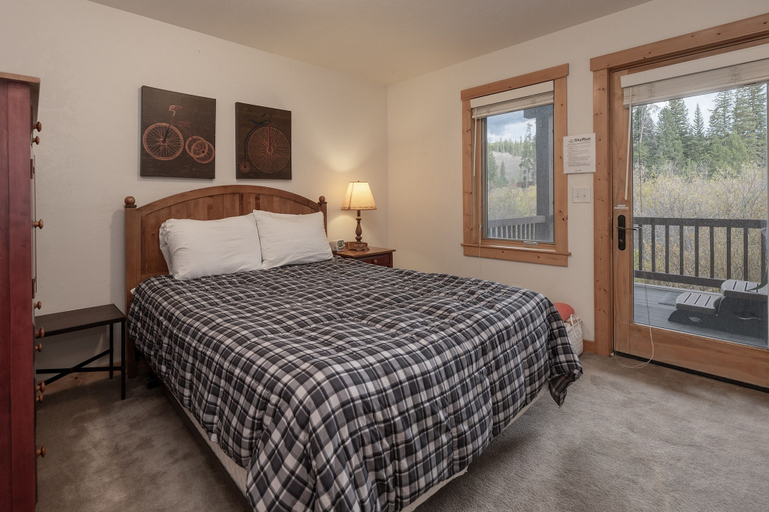 Room 4, 102 Willows Way 3 Bedroom Townhouse by RedAwning, Grand