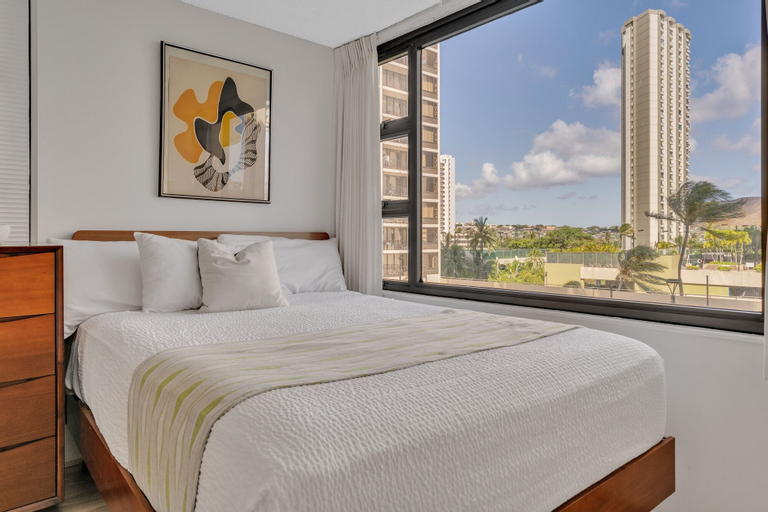 Deluxe Waikiki Condo Pool View FREE Parking & Wi-Fi by Koko Resort Vacation Rentals, Honolulu
