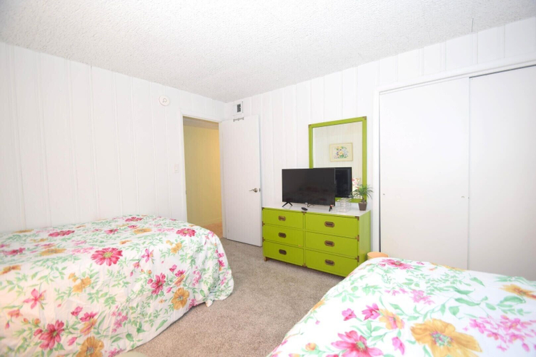 Room 2, Alameda 5 2 Bedroom Condo by RedAwning, Worcester