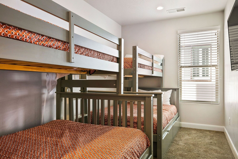 Bedroom 3, Latitude Adjustment by RedAwning, Washington