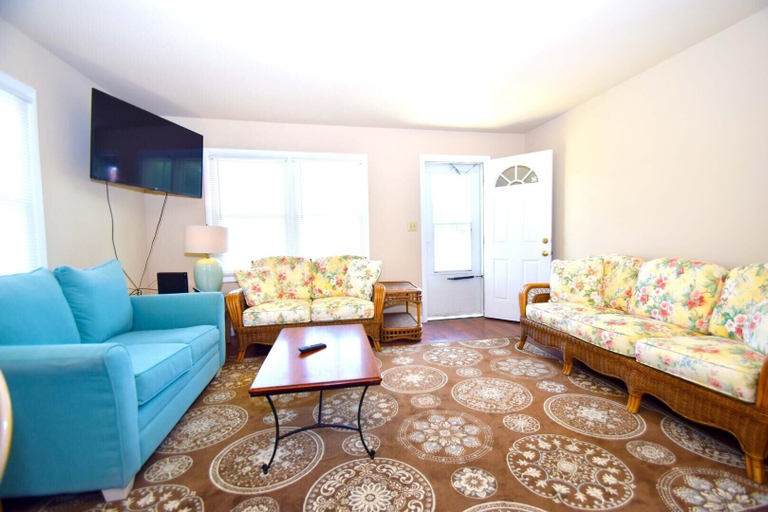 Living area 4, Bayshore Drive 211 3 Bedroom Home by RedAwning, Worcester