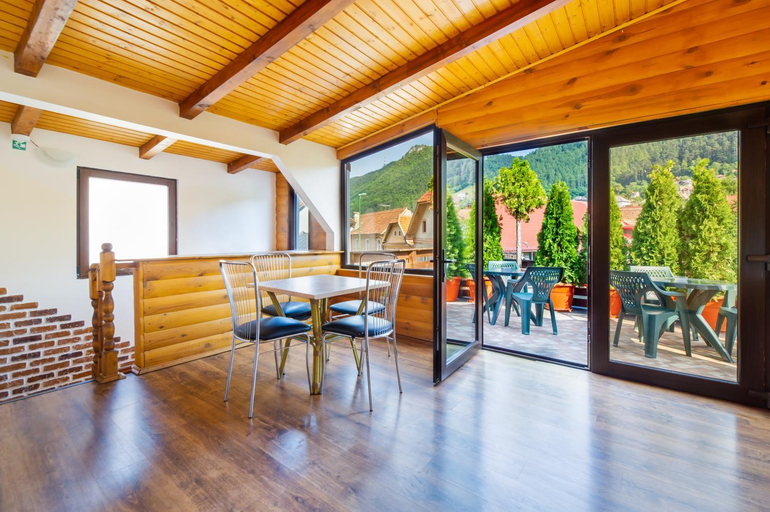 Others 5, Casa Ivett, Brasov