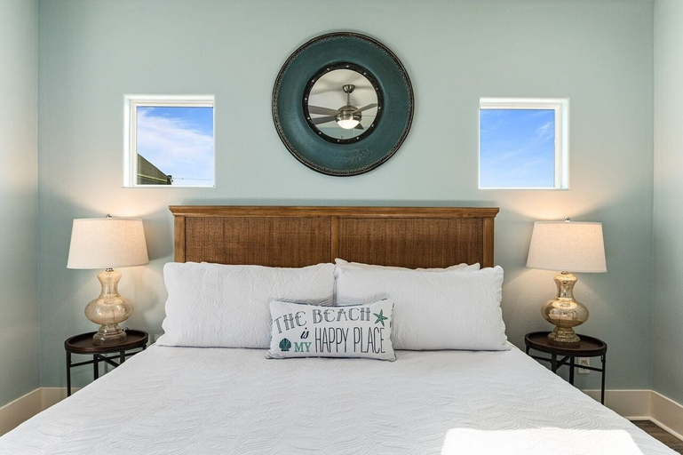Room 5, Ohana 3 Bedroom Home by RedAwning, Galveston