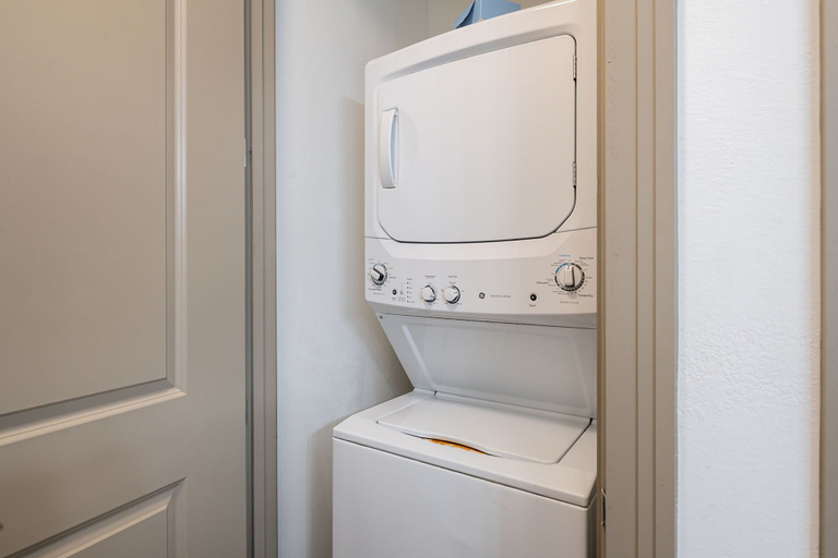 Laundry 5, Vela Tempe by CozySuites, Maricopa