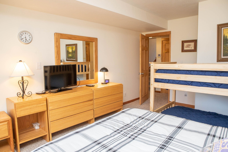 Room 4, 1622 Quicksilver 2 Bedroom Townhouse by RedAwning, Summit