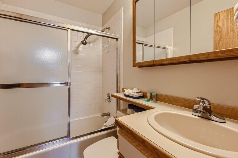 Bathroom 5, Creek Condos C-1 3 Bedroom Condo by RedAwning, Summit