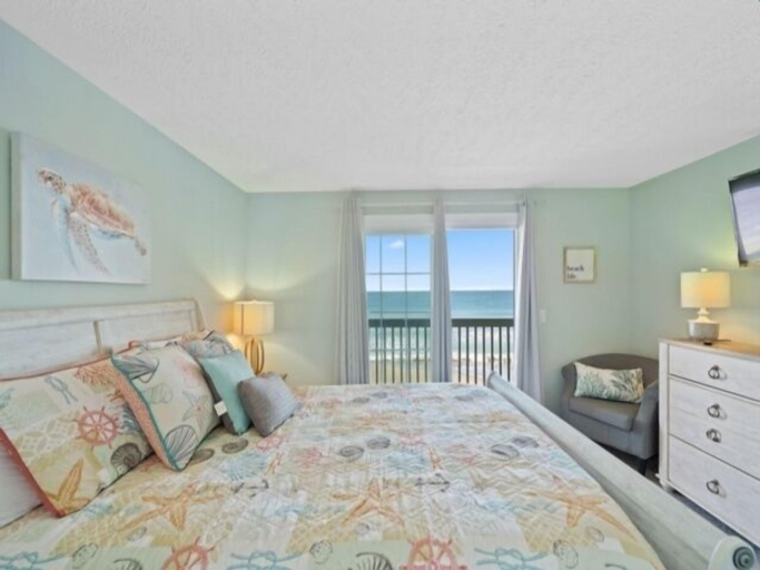 Room 5, Turtle Cove 2 Bedroom Condo by RedAwning, New Hanover