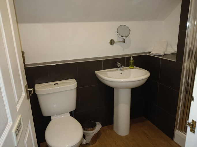 Bathroom 4, 5 Bedrooms, Sleeps 10-12 w/ Wifi, Parking & Garden, Fife