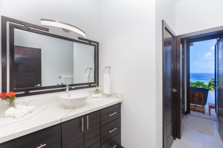 Bathroom 4, Ocean Pearl 4 Bedroom Home by RedAwning, Roatán