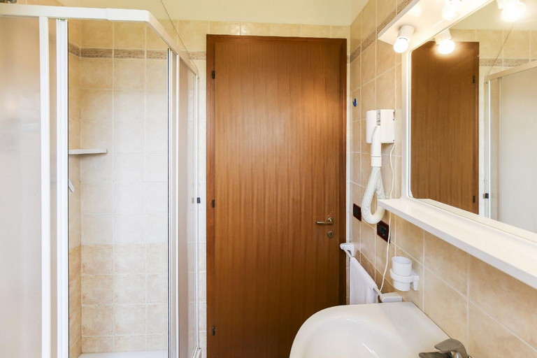 Bathroom 3, Lecci Lido Altanea, Venezia