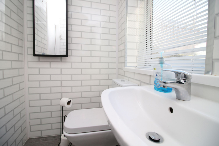Bathroom 5, Cozy Studio Retreat in Swansea, Swansea
