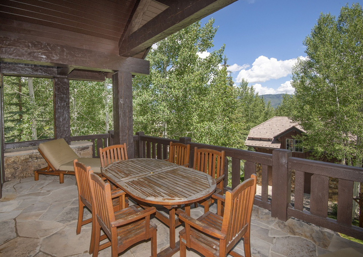 Outdoor dining, 40 Goshawk 5 Bedroom Home by RedAwning, Eagle