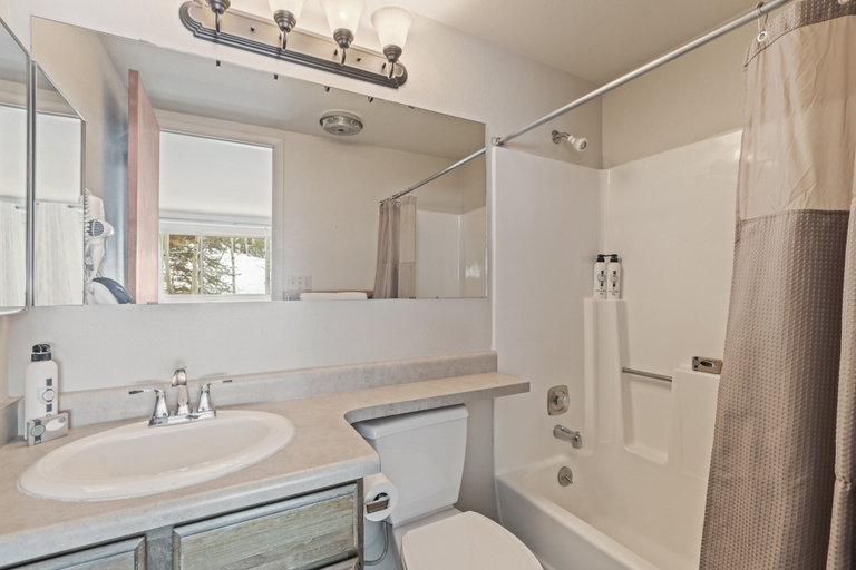 Bathroom 5, Snow Flower 147 2 Bedroom Condo by RedAwning, Summit