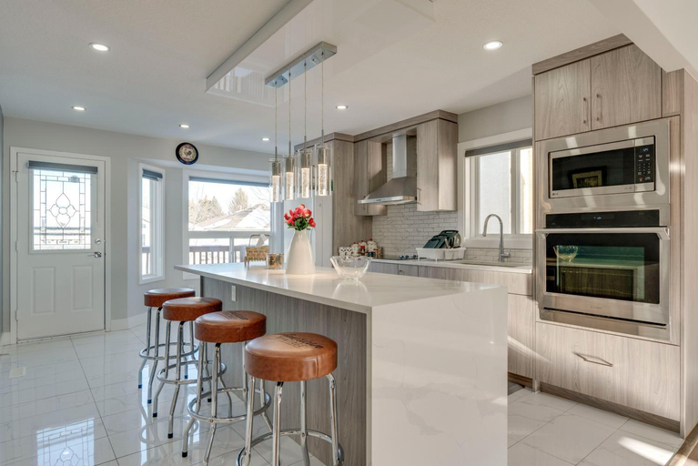 Kitchen 3, Rare Find fully renovated 6 bedroom 3 bath and both levels, Division No. 6