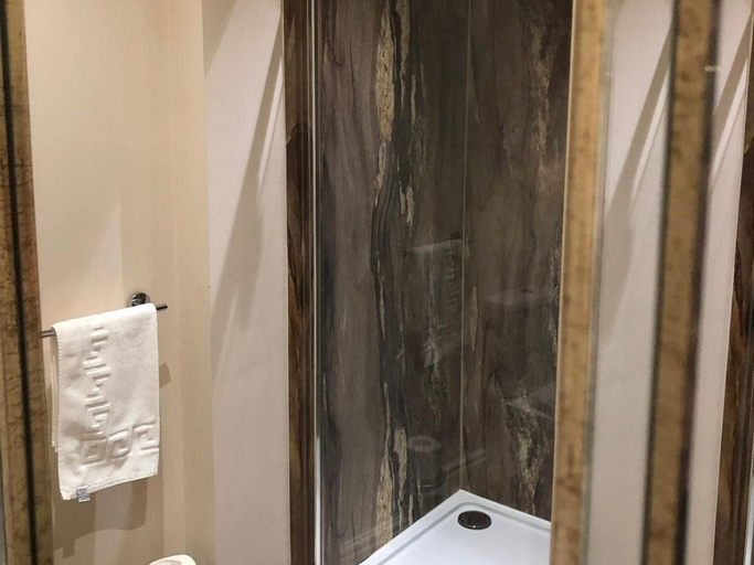 Bathroom 3, The Trusty Servant, Hampshire