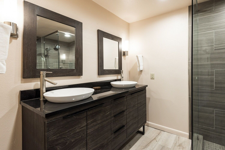 Bathroom 4, Snow Flower 025-studio Condo by RedAwning, Summit