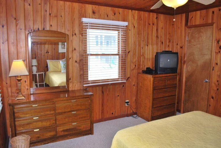 Room 3, The Lee Cottage 3 Bedroom Home by RedAwning, Brunswick