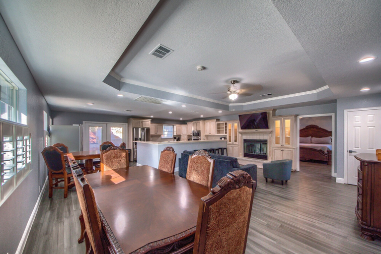 Dining, Keep Me In Mind Ot 250km 4 Bedroom Home by RedAwning, Comal