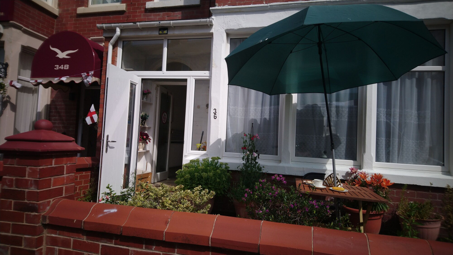 Exterior & Views, Renovated 4-bed Home, Sleeps 9 With Parking & Spa, Blackpool