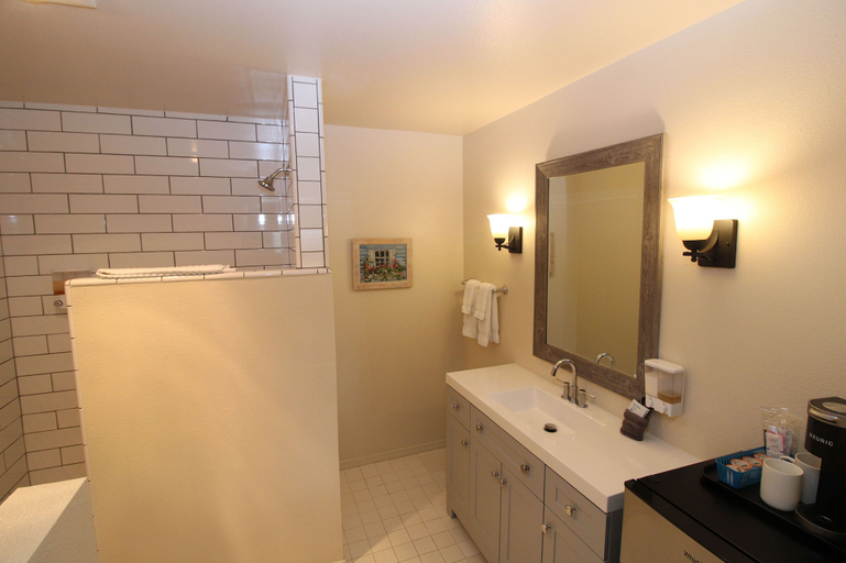 Bathroom 4, Back Bay Inn, San Luis Obispo