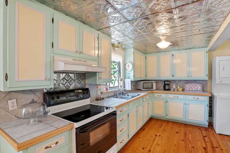 Private kitchen 5, Das Bierschwale Gastehaus 2 Bedroom Home by RedAwning, Gillespie