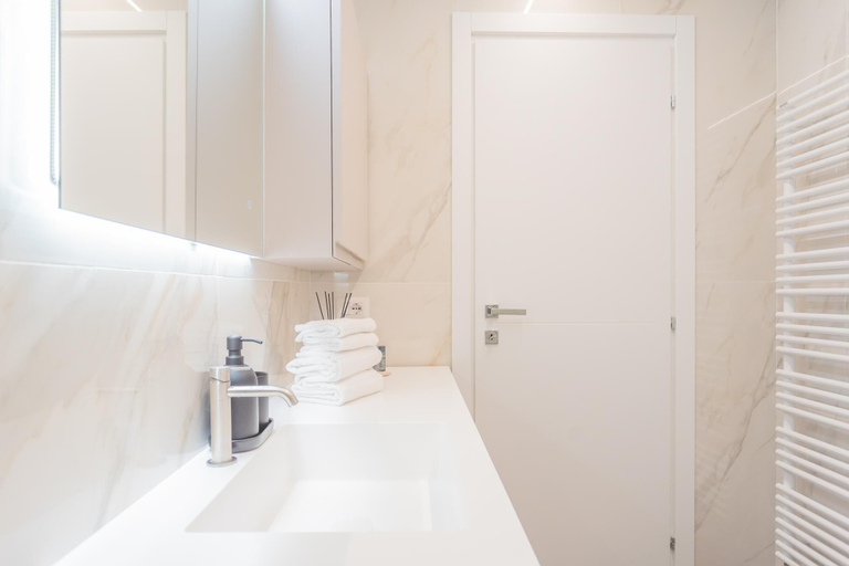 Room 5, Modern Stylish Apartment in Como City, Como