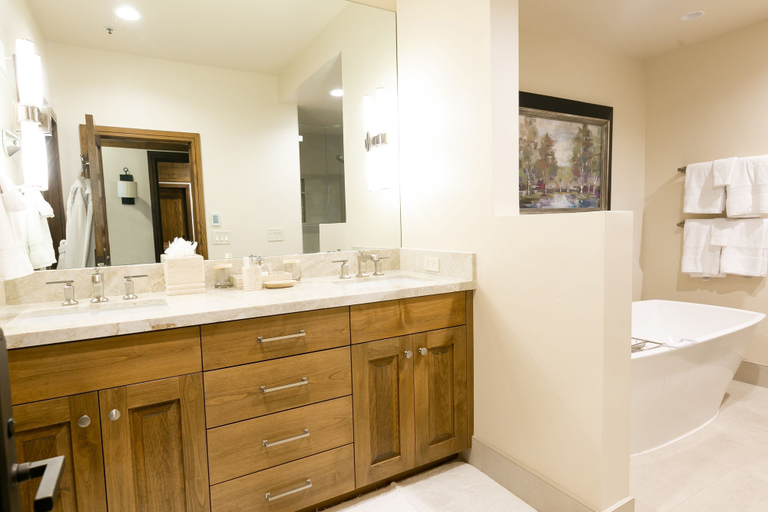 Bathroom 2, Deluxe King Room Hotel Room by RedAwning, Summit