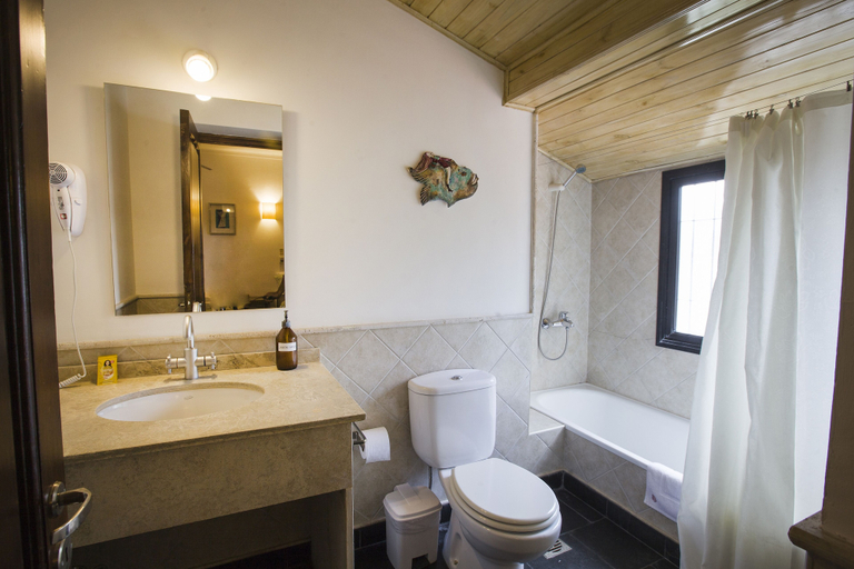 Bathroom 3, Posada de Rosas, Capital
