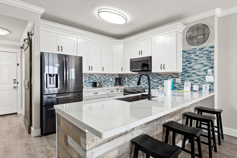 Private kitchen 3, Beautiful Ocean Views! 2-bedroom, 2-bathroom! Resort Pools!, Bay