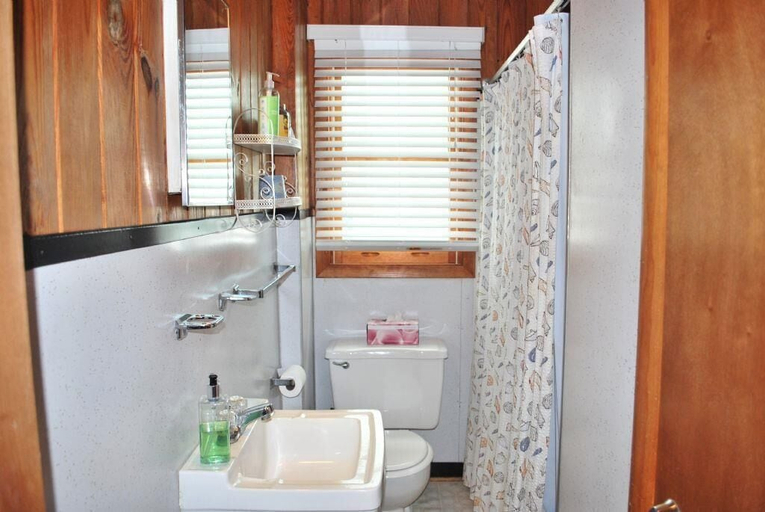 Bathroom, The Lee Cottage 3 Bedroom Home by RedAwning, Brunswick
