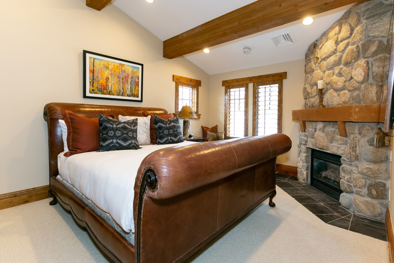Room 3, Expansive Four Bedroom Suite at The Chateaux 4 Condo by Redawning, Summit