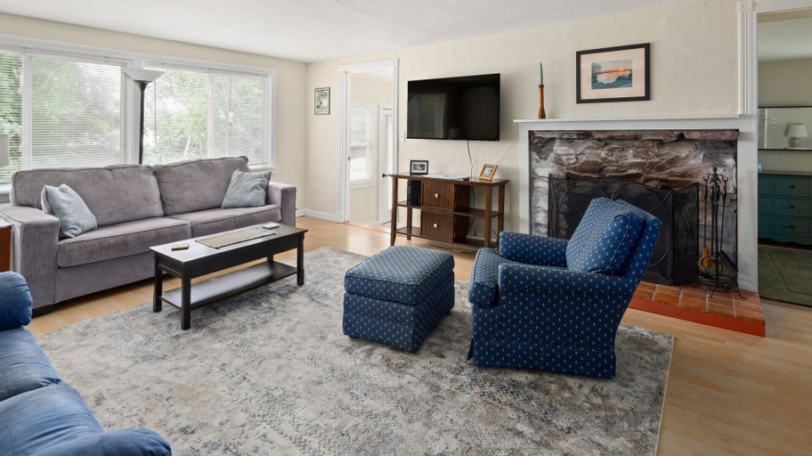 Cozy Colchester Cabin near Lake by RedAwning, Chittenden