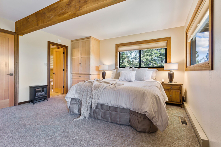 Room 3, AMAZING VIEWS- MODERN HOME- SH #14 by Bear Valley Vacation Rentals, Calaveras