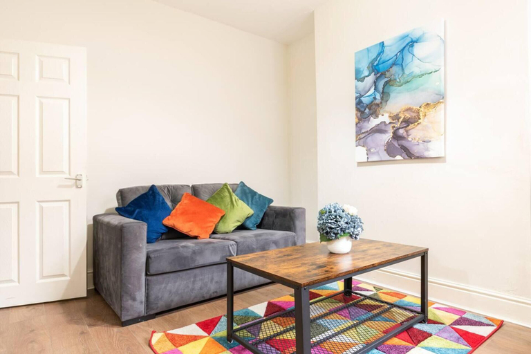 Others 5, 3 Bed House - Sleeps 7 - Garden - Parking - Wifi, Sefton