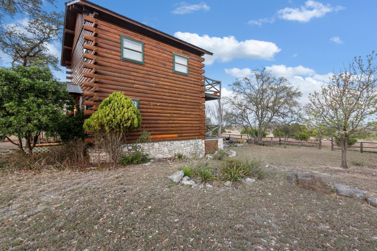 Exterior 4, Mighty Oak Log Cabin 2 Bedroom Cabin by RedAwning, Gillespie