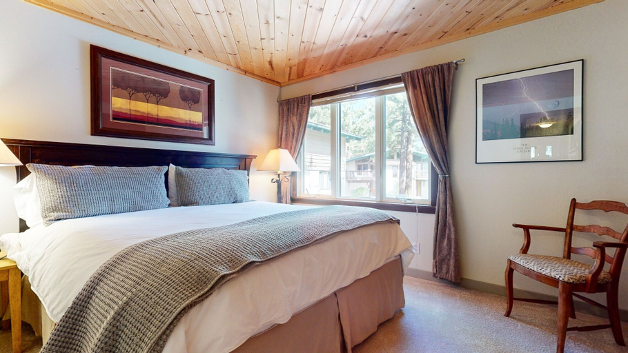 Room 3, Chateau Sans Nom #19 4 Bedroom Condo by RedAwning, Mono