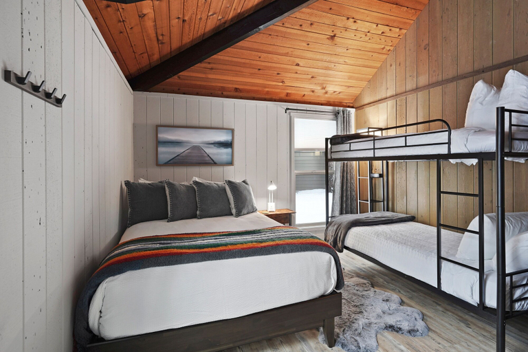 Room 5, 12 Quartz Mountain 2 Bedroom Home by RedAwning, Deschutes