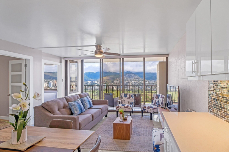 Newly Remodeled - 30th Floor Suite with EPIC Mountain Views by Koko Resort Vacation Rentals, Honolulu