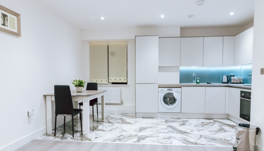 Others 4, Inviting 1 Bed Apartment in Purley, London