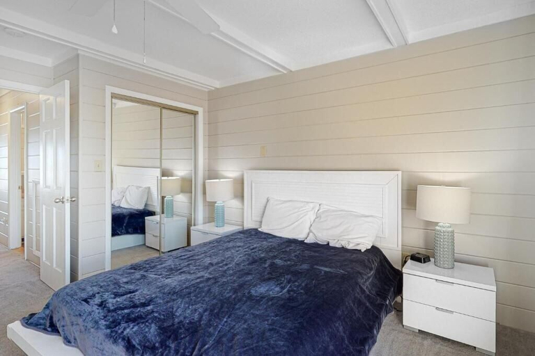 Room 3, Pilot House 5 4 Bedroom Townhouse by RedAwning, Worcester