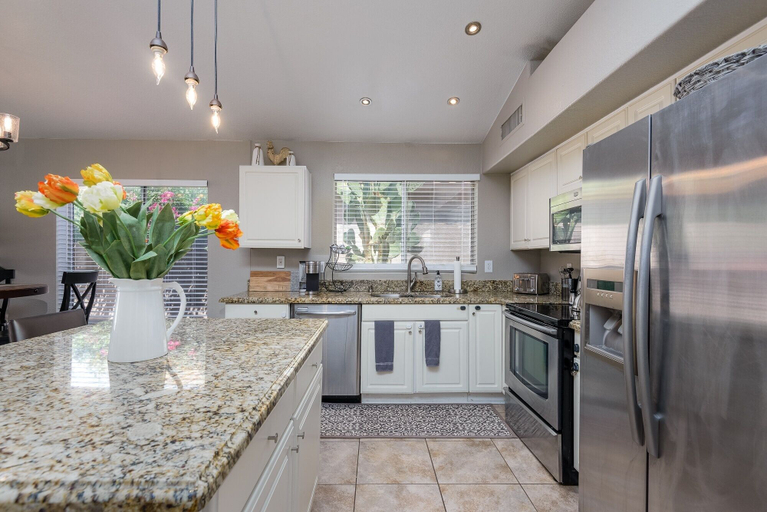 Private kitchen 3, Casa De Mojave 3 Bedroom Home by RedAwning, Maricopa