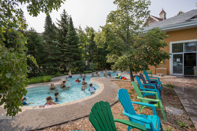 Sport & Beauty 3, Blue Mountain Resort Village Suites, Grey