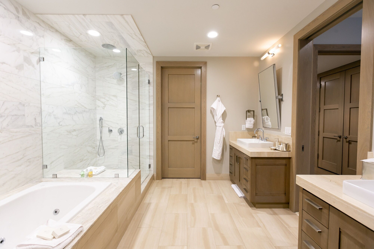 Bathroom 3, Premium Junior Three Bedroom 3 Apartment Hotel by Redawning, Summit