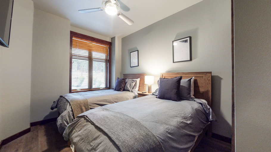 Room 5, Solstice #14 2 Bedroom Condo by RedAwning, Mono