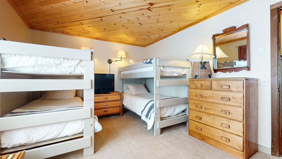 Room 2, Chateau Sans Nom #19 4 Bedroom Condo by RedAwning, Mono