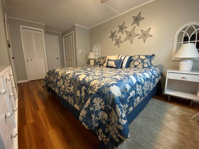 Room 4, Thunder Island 109c 2 Bedroom Condo by RedAwning, Worcester