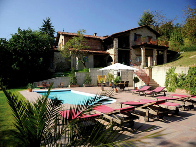 Apartment with large covered terrace in small residence with swimming pool, Cuneo