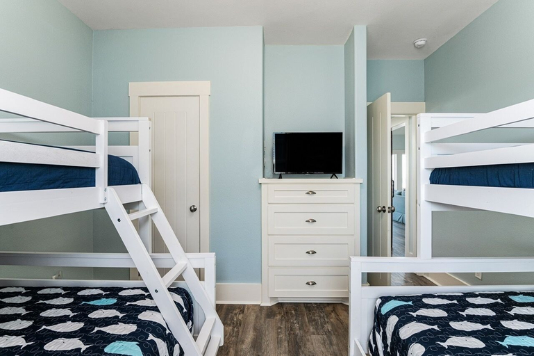 Room 2, Ohana 3 Bedroom Home by RedAwning, Galveston