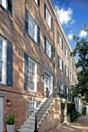 Newly Renovated 4 bed 3 bath and 2 Parking Spots, Chatham