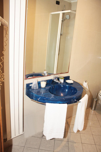 Bathroom 2, Hotel Astrid, Milano